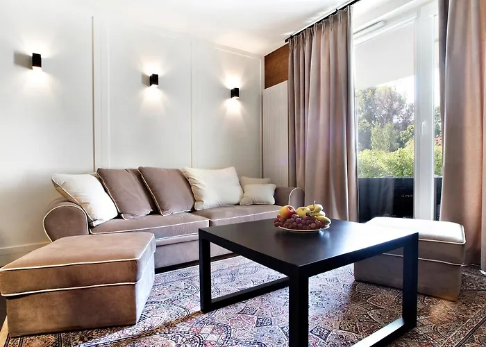 P&O Apartments Near Westfield Arkadia
