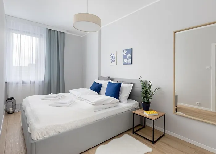 Ecru Spacious Modern Apartment With City Skyline View Wwa13