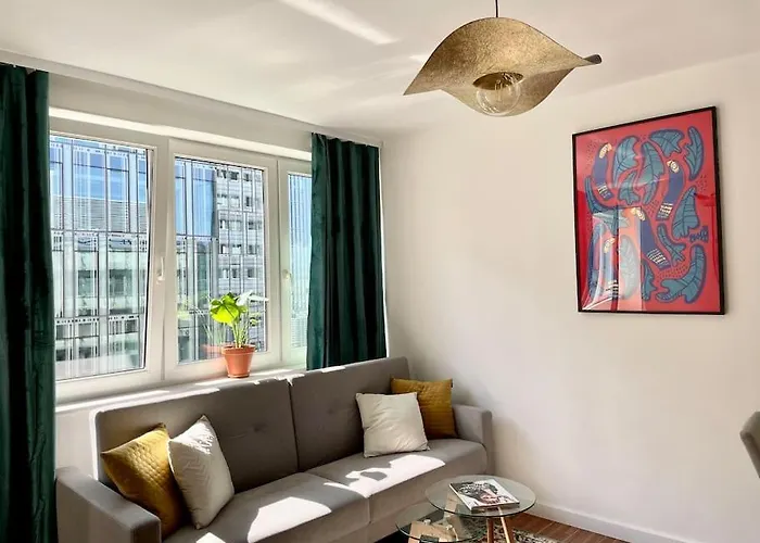 Oomph Modern Apartment With Balcony