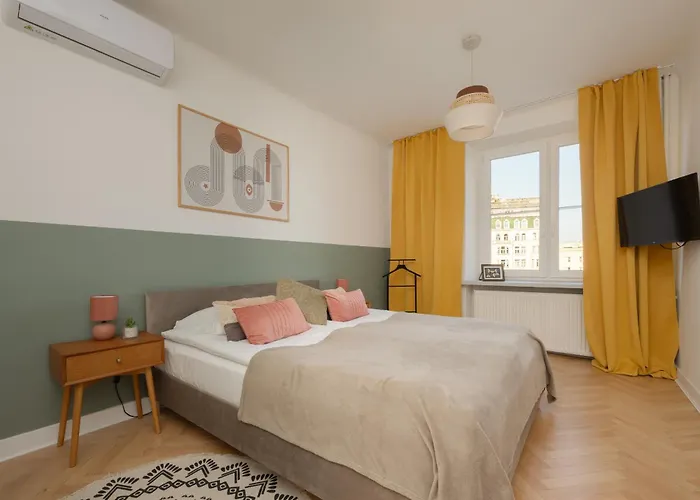 Apartment For 6 People Near Royal Baths Park By Renters Prestige