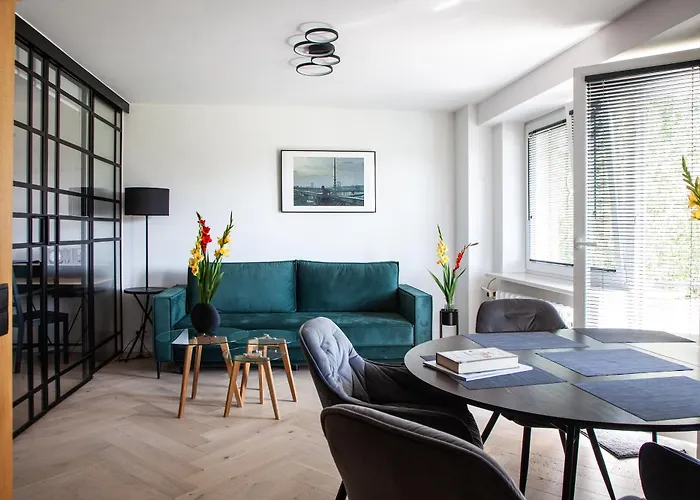Luxurious, Spacious, Modern Gem. Great Location !