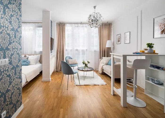 Charming Air-Conditioned Studio 950 M From Central Station, Bedroom & Separate Living Room