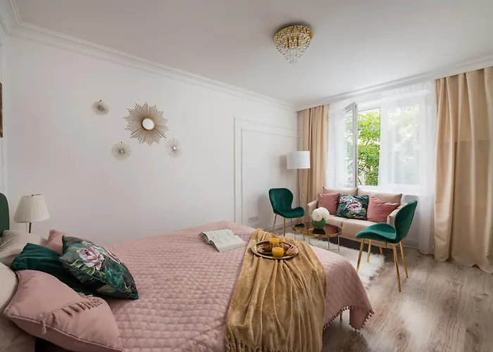 Lovely Downtown Studio At Most Lively Hoza Street, Discover Warsaw On Foot