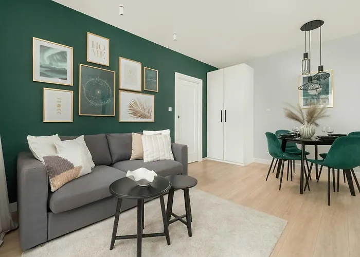 Stylish Apartment In Warsaw With Parking, Bathtub, Balcony, And Desk By Noclegi Renters