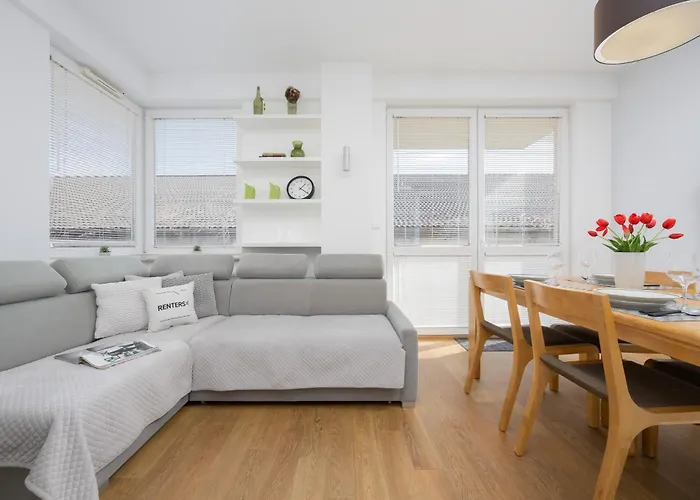 Spacious Apartment With Parking And Garden By Noclegi Renters