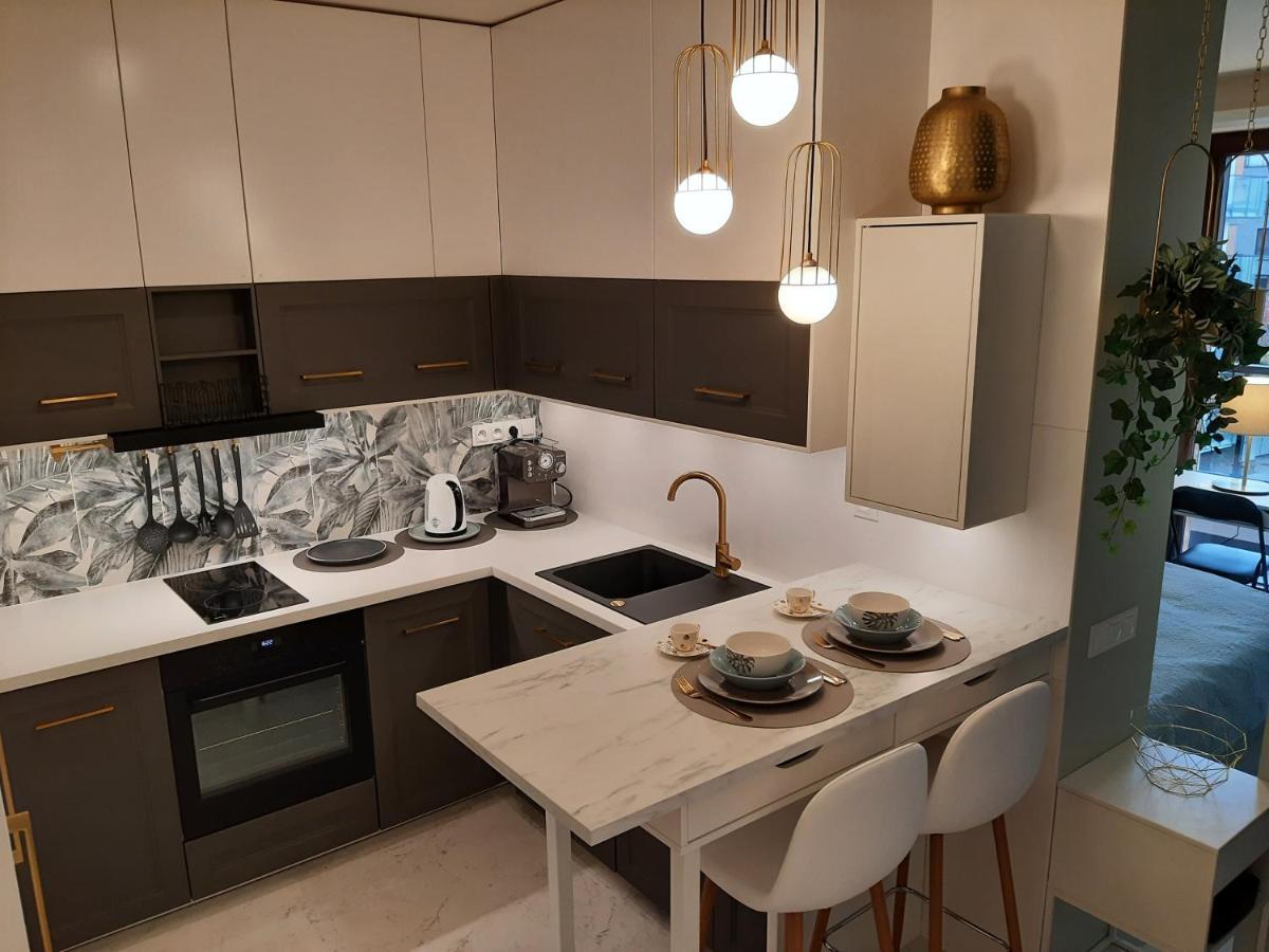 Siedmiogrodzka - Most Handy Location, Aircon & Garage Free * Warschau