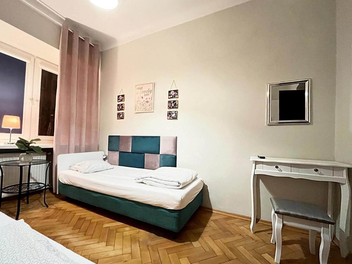 Helvetia - Private In Center And Old Town Hostel *