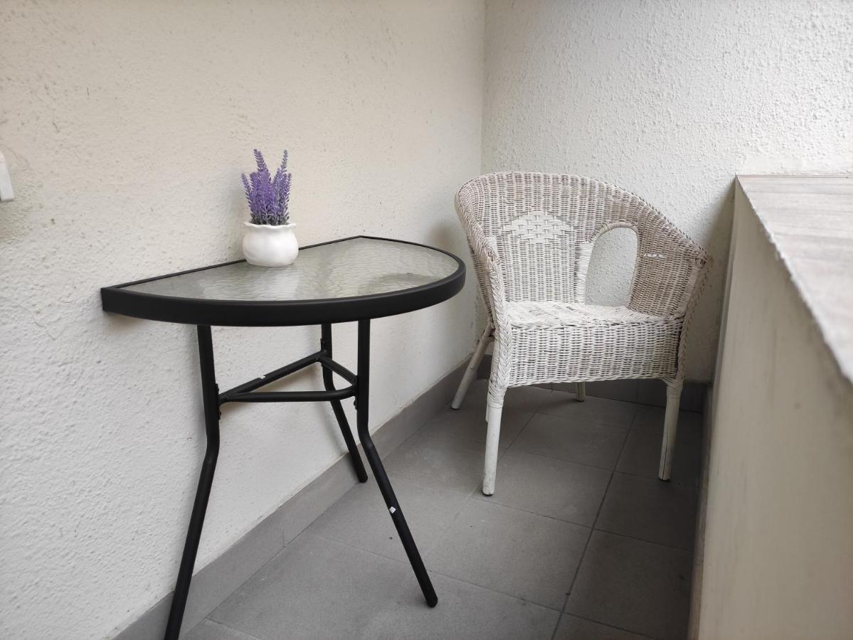Helvetia - Private In Center And Old Town Hostel