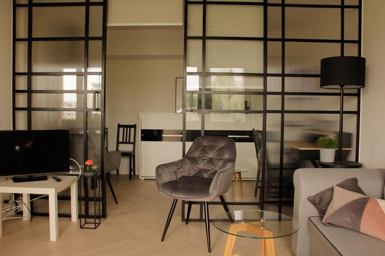 Luxurious, Spacious, Modern Gem. Great Location ! * Warsaw