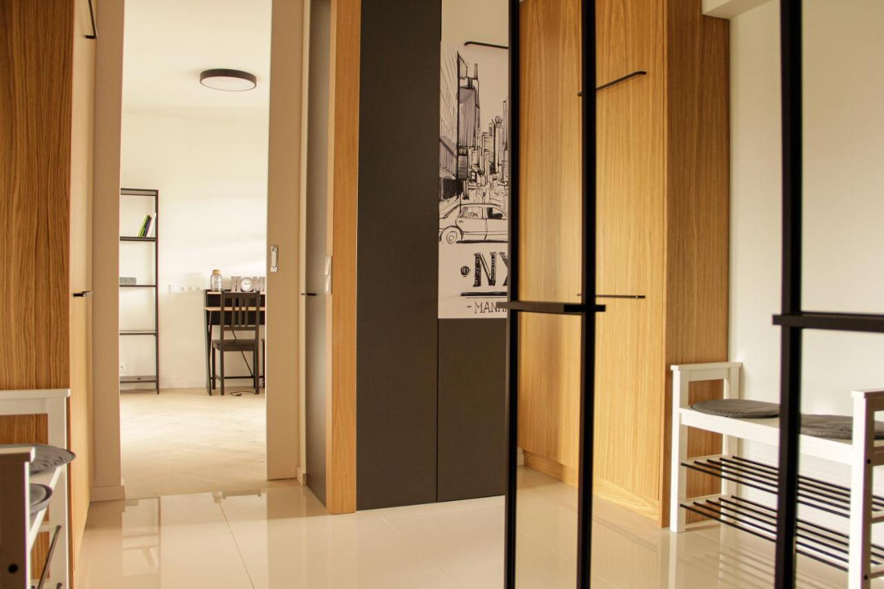 Luxurious, Spacious, Modern Gem. Great Location !