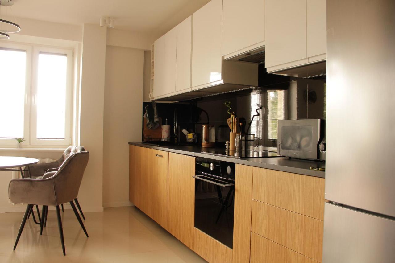Luxurious, Spacious, Modern Gem. Great Location ! Apartment *
