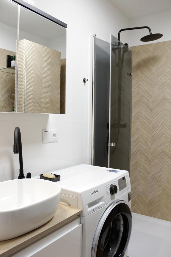 Luxurious, Spacious, Modern Gem. Great Location ! Warsaw