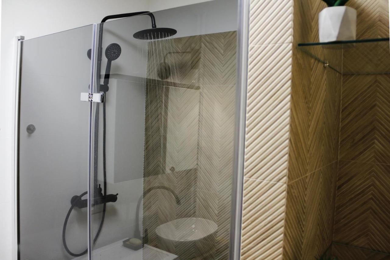 Apartment Luxurious, Spacious, Modern Gem. Great Location !