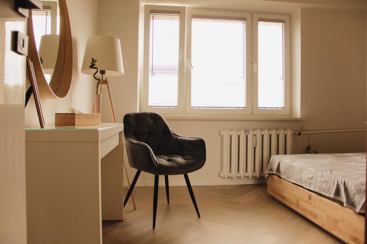 Luxurious, Spacious, Modern Gem. Great Location ! Apartment *