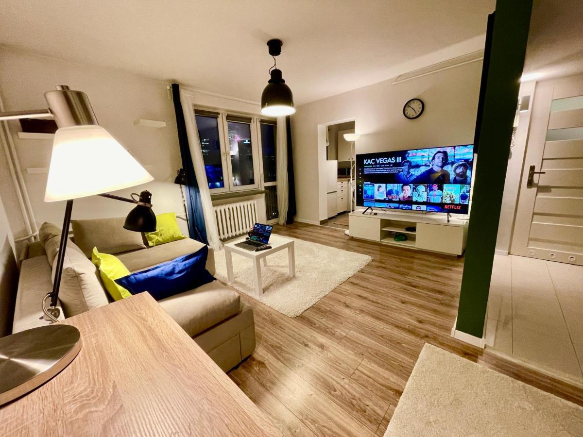 Metro Fast Wifi Tv'70 Netflix Hbo Appletv * Warsaw