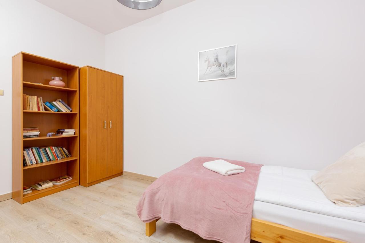 Duplex Near The Airport By Renters Apartment *