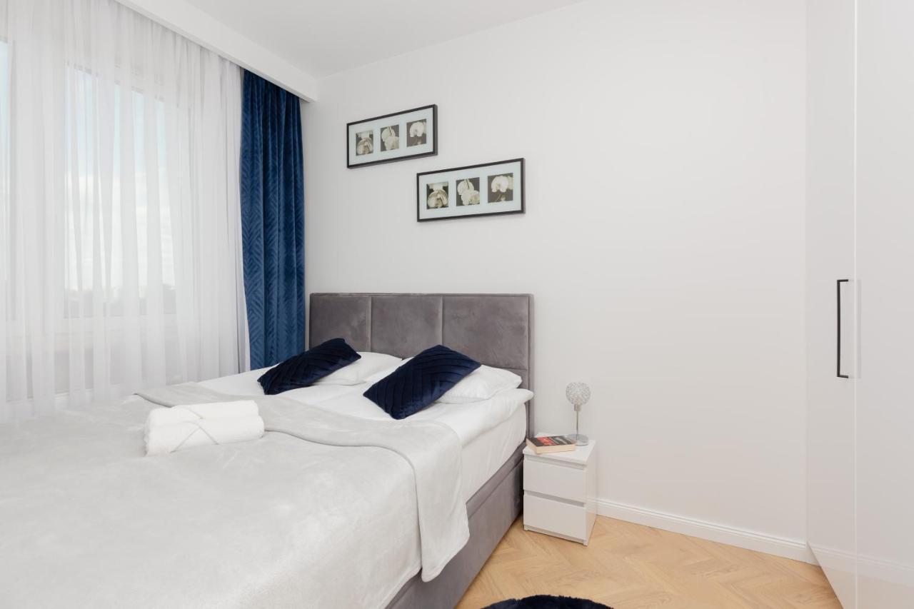 Kotsisa With Parking By Renters Apartamento