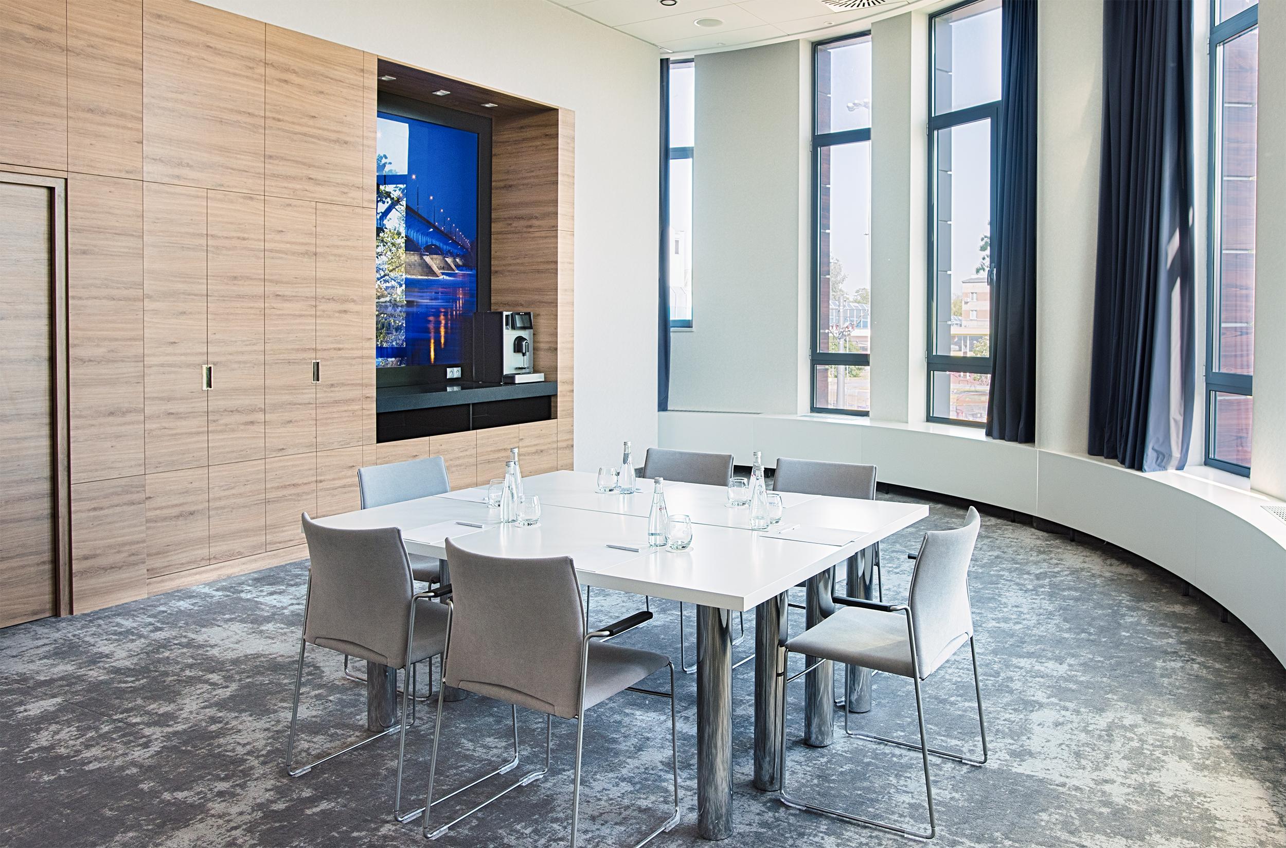 Hotel Golden Tulip Airport 4*