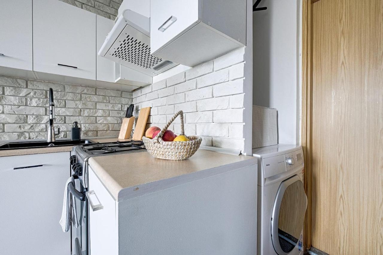 10th Floor Studio Center Apartment *