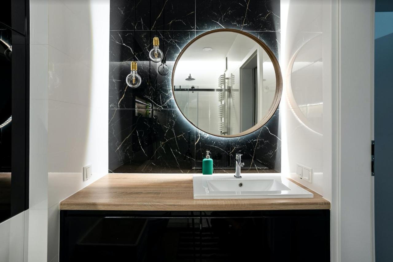 Luxury Mennica - Golden - Center