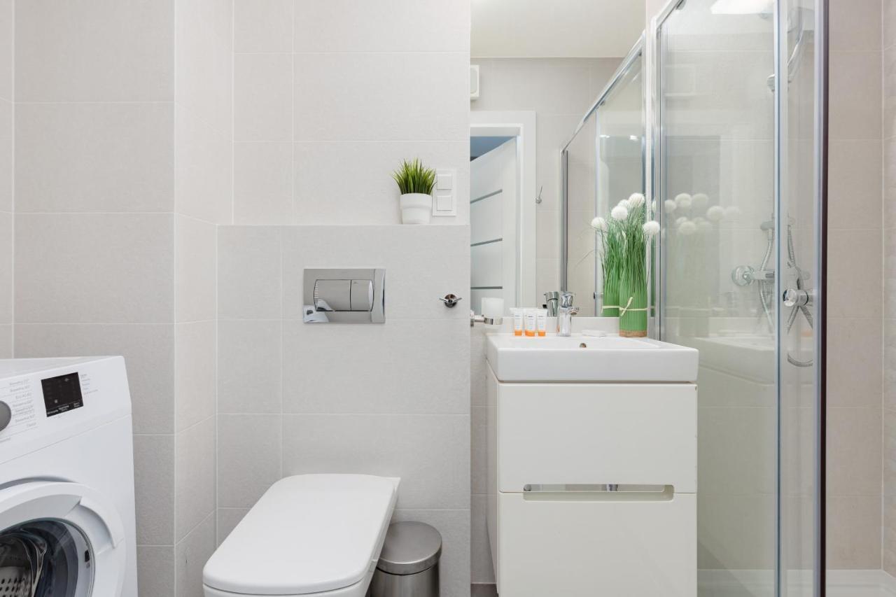 Studio With Balcony Kokoryczki By Renters Apartament Warszawa