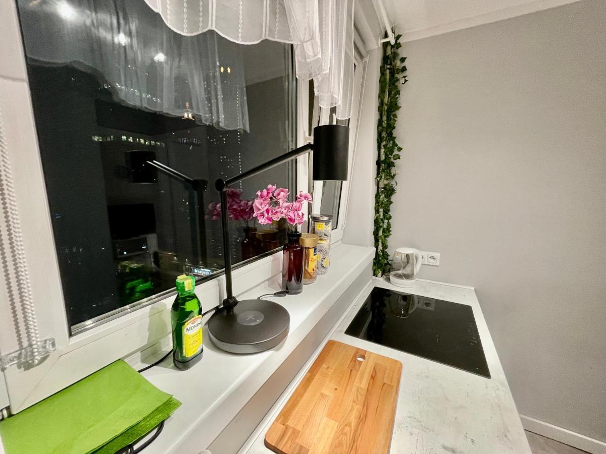 4 Rondo 1 Metro Wifi 65'tv Netflix Hbo Appletv Disney+ Apartment Warsaw