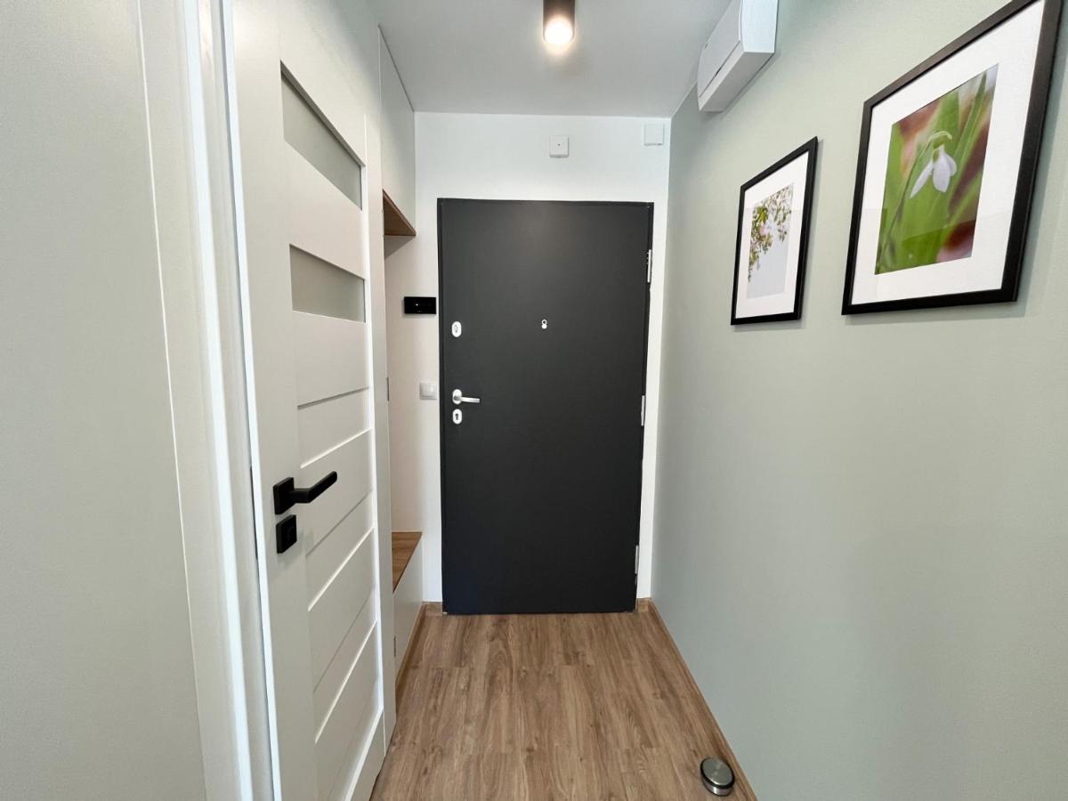 Yellow Apartment: Metro-close Private With Self Check-in