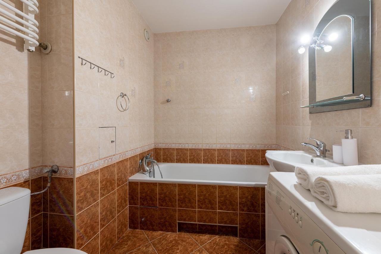 Apartment Jagiellonska 4: Private With Balcony Near National Stadium