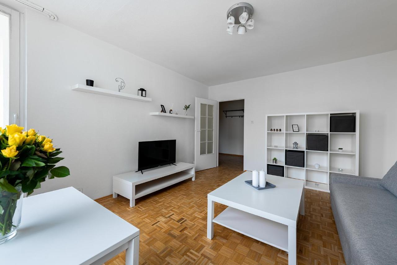 Jagiellonska 4: Private With Balcony Near National Stadium *