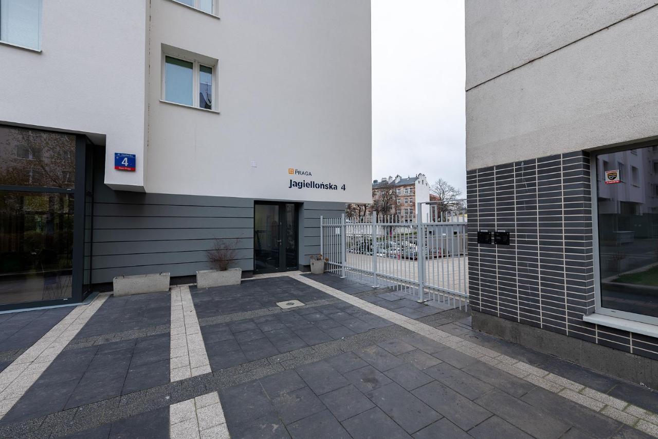 Apartment Jagiellonska 4: Private With Balcony Near National Stadium Warsaw