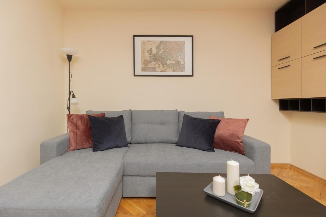 Karmelicka By Renters Apartment