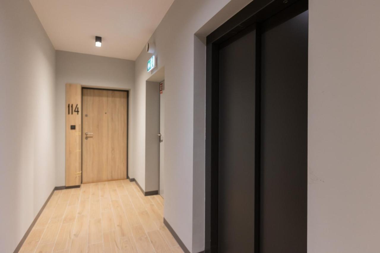 Apartamento Two-bedroom Elegant With Parking Praga By Renters Varsóvia
