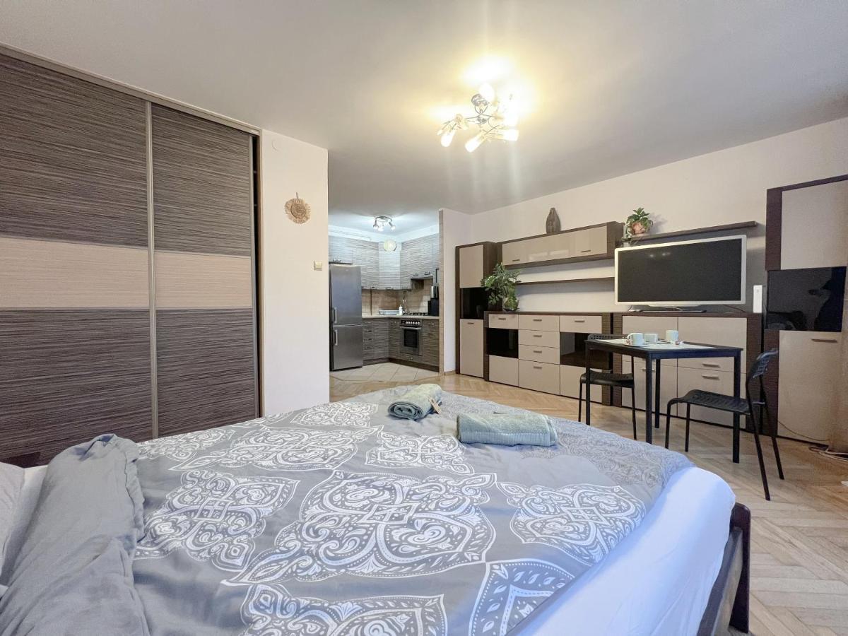 Very Center Fast Internet And Balcony Chmielna 100 Apartment Warsaw