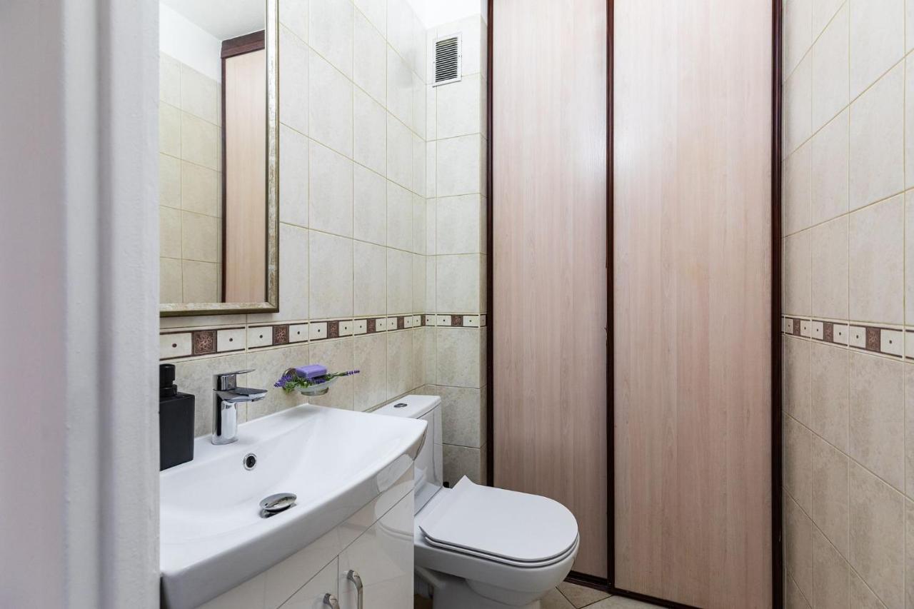 Room, Pirenejska 20 Cozy Warsaw