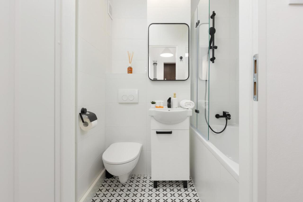 Apartamento Spacious Suwalska Targowek By Renters Varsóvia