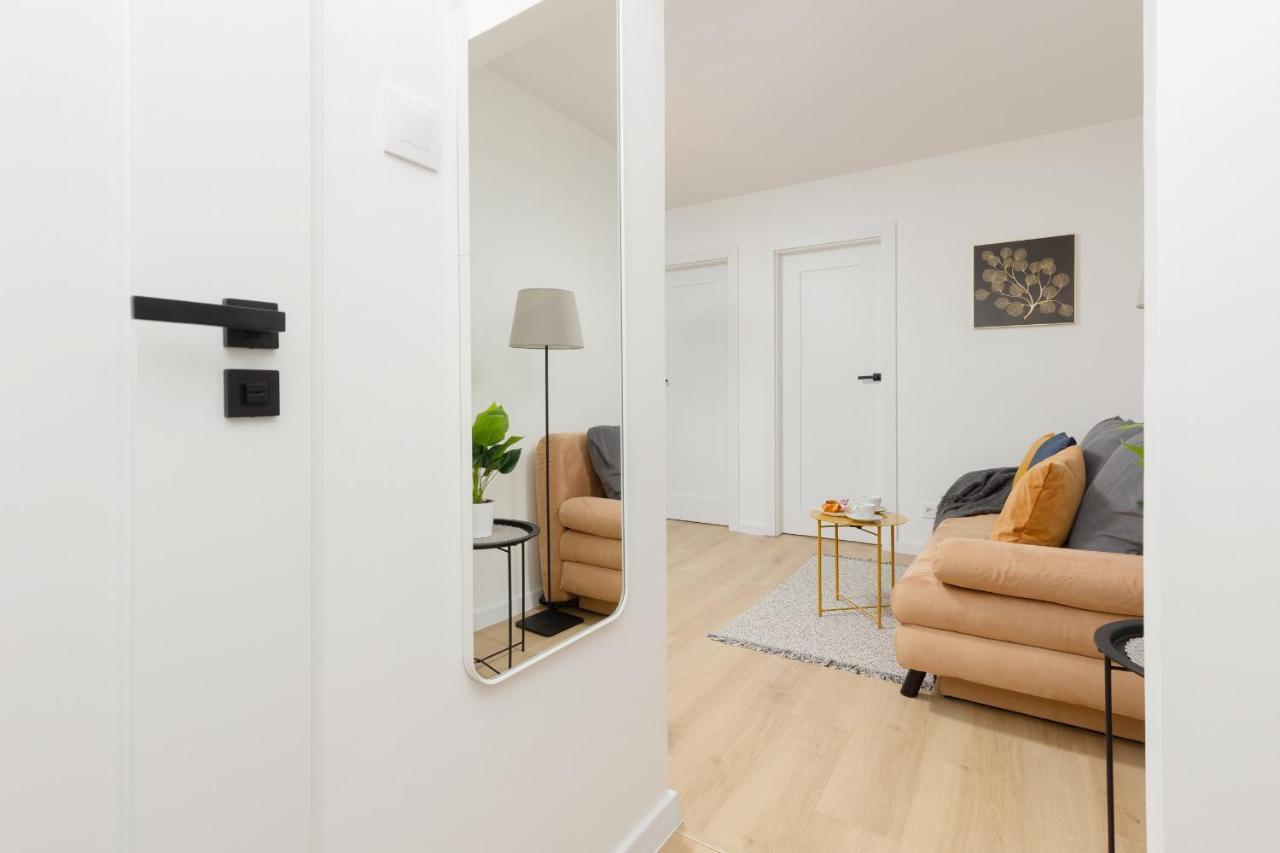 Apartamento Spacious Suwalska Targowek By Renters Varsóvia