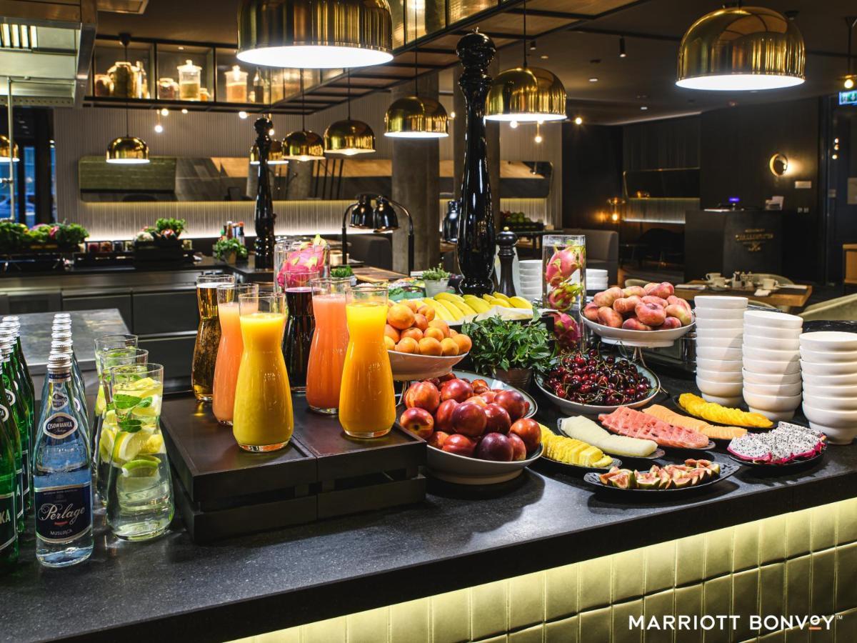 Renaissance Airport Hotel