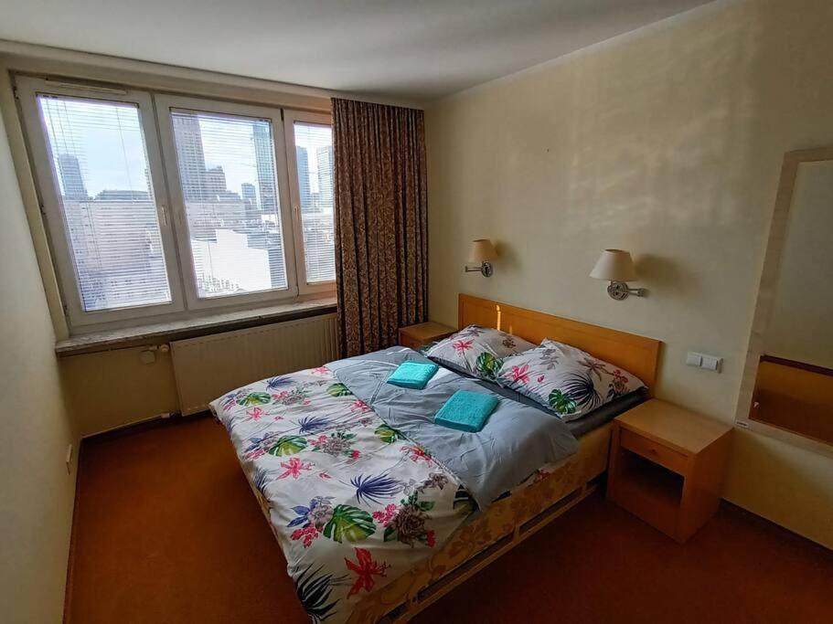 Apartamento 10q - Z6 1001 *