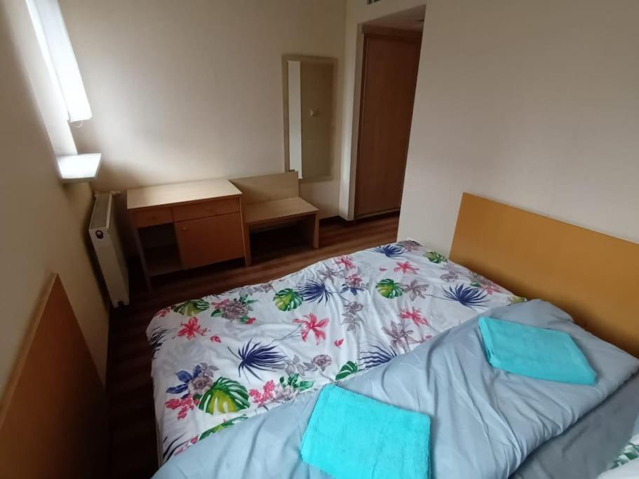 Apartamento 10q - Z6 1004 *