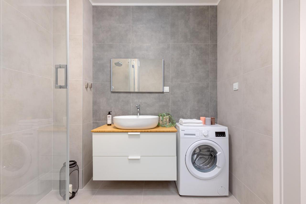 Ecru Spacious Modern With City Skyline View Wwa13
