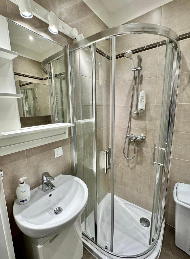 Metro Wifi 1gbs 75'tv Netflix Hbo Apartment Warsaw