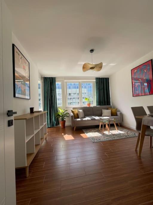 Oomph Modern With Balcony *