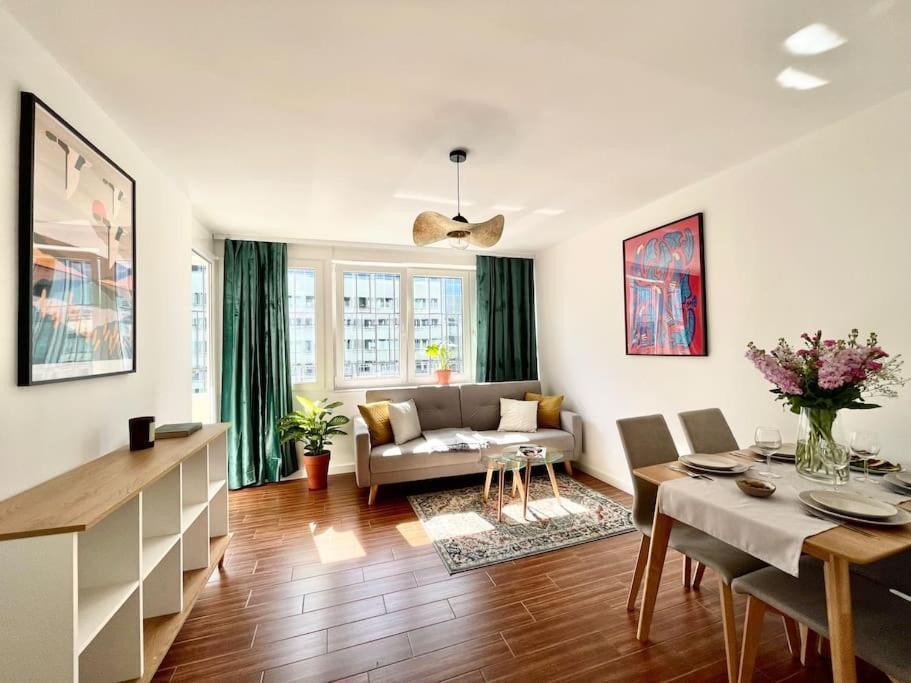 Apartment Oomph Modern With Balcony Warsaw