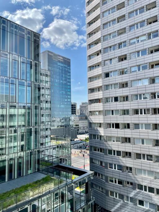 Oomph Modern With Balcony Apartment *