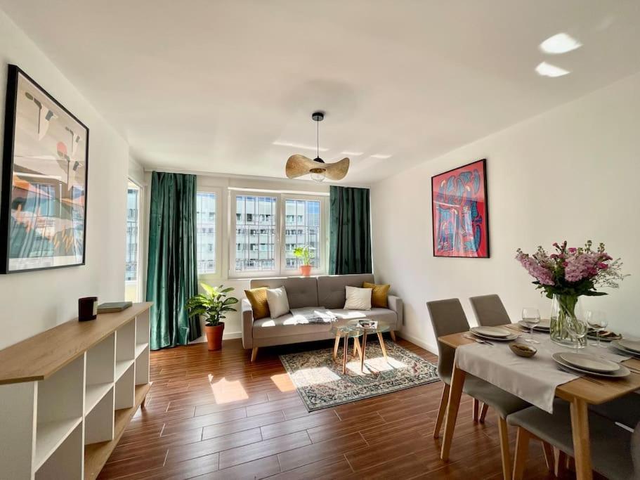 Oomph Modern With Balcony Warsaw