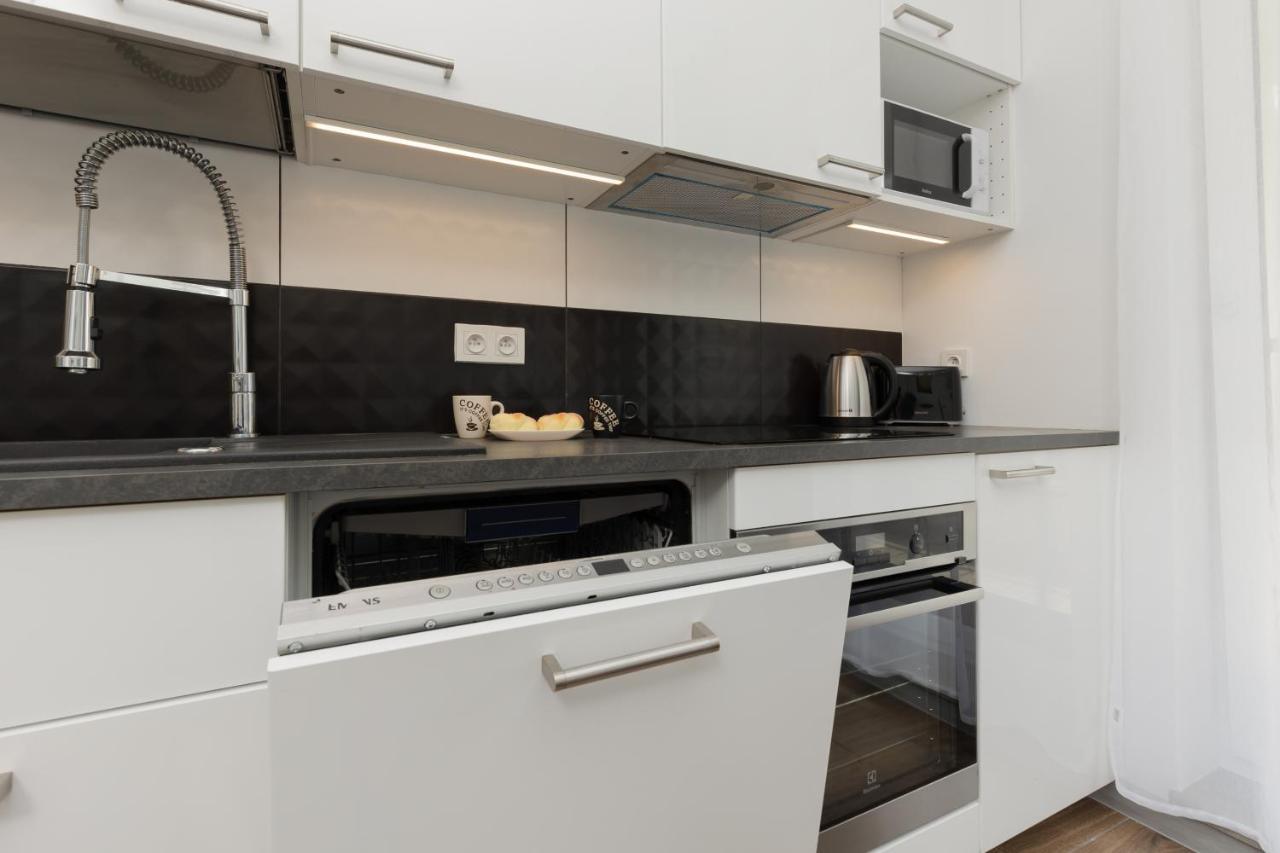 Goclaw & 2 Bedrooms & Parking & Balcony By Renters *