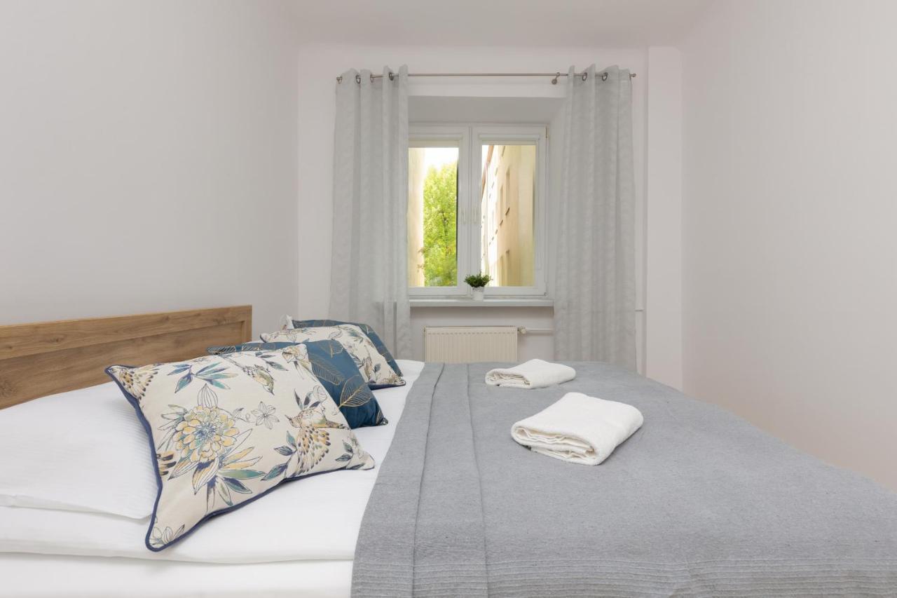 Bright Wola Near Metro Station By Renters Apartment