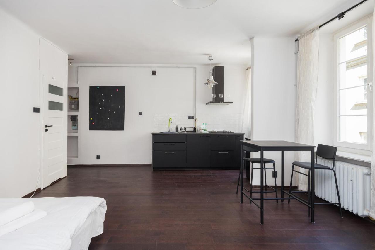 Old Town Square Black & White Studio Apartment Warsaw