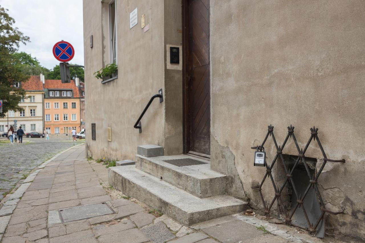 Old Town Square Black & White Studio Apartment Warsaw