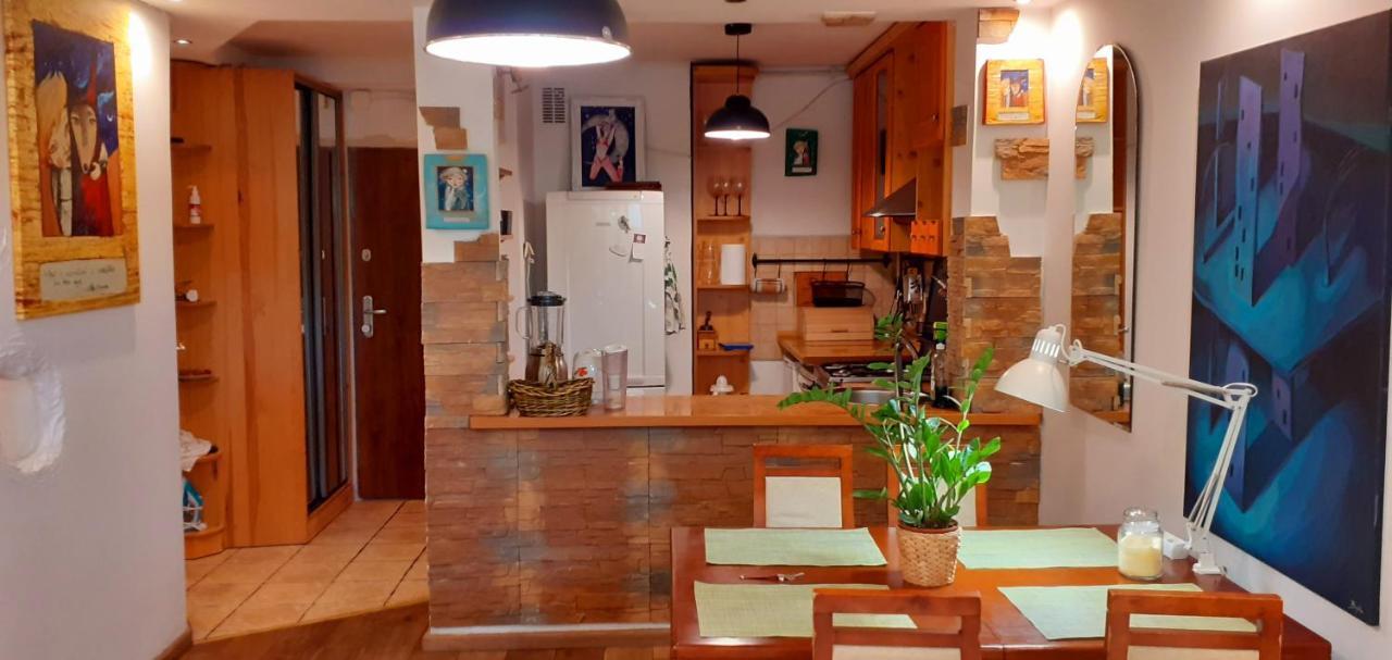 Artistic Haven: Cozy Two-room With Smart Entertainment Apartamento *